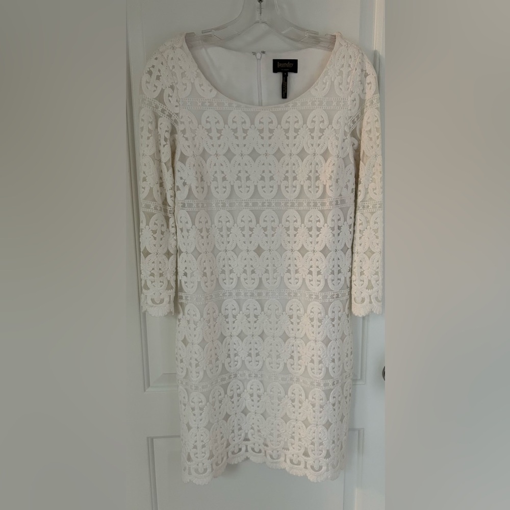 Laundry Brand size 6 White appliqué designed dress